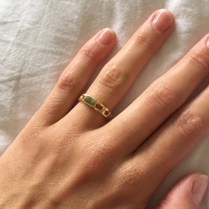 Fin ring med grön sten.  - Passform: XS/S. Jättefin ring. Kan ha min på ringfingret. 