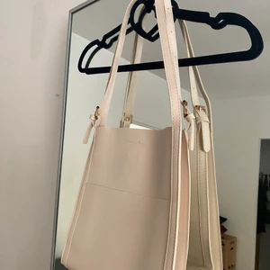 Beige Handväska  - Mindre väska perfekt till om man ska fika eller gå på stan 🌸