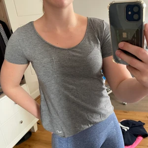 Hollister t-shirt  - Hollister ”must have collection” t-shirt! Bra skick, passar allt från xxs-m då den är väldigt stretchig😊  Pris kan diskuteras vid snabb affär, frakt betalas av köparen.  Skriv gärna om ni har frågor eller vill ha fler bilder!💕