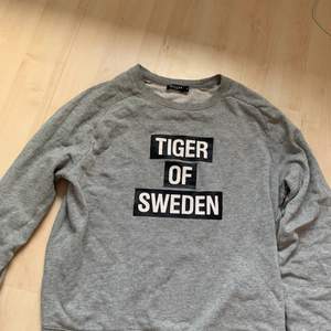 Säljer denna sweatshirt från tiger of sweden i storlek M. Väldigt fint skick. 