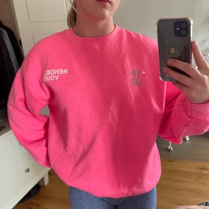 Collegetröja från Bershka - Rosa collegetröja från Bershka med cool text där fram och bak! Knappt använd, passar allt från xxs-l då den är ganska oversized😊  Pris kan diskuteras vid snabb affär, frakt betalas av köparen.  Skriv gärna om ni har frågor eller vill ha fler bilder!💕