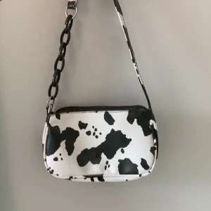 Ko väska  - Jag säljer denna fina väska som är mönstrad som en ko. Vet inte om jag har använt den isåfall en gång. Det får plats det viktigaste i den. :) tveka inte på att ställa en fråga eller två. 💕