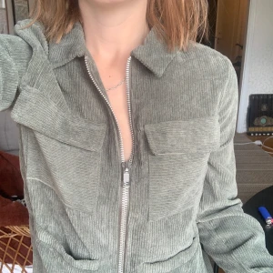 Jacka/kavaj - Skitsnygg grön ”jacka” i manchestersyntes med dragkedja och fickor. Använd ca två gånger så är som ny!🥰