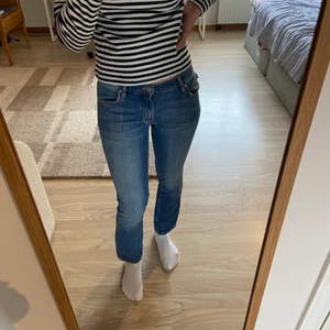 Blåa jeans från Gant - Fina jeans från Gant, de är i bra skick, inga defekter. Jag är 167cm lång, midja:70 cm, stussvidd 80cm. De är för små för mig i midjan.