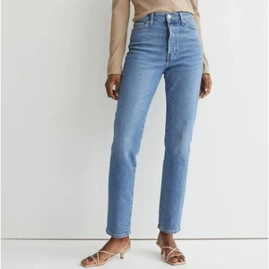 JEANS H&M - Säljer mina fina jeans från H&M i storlek 34. Köpte dem för 300kr och har knappt använt dem så de är i bra skick. De passar även storlek 36 (jag brukar ha 36).