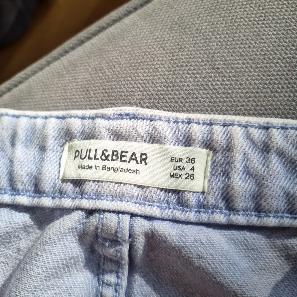 Lila jeans från pull&bear (ser mer lila ut i verkligheten). Har använt kanske 3-5 gånger. Väldigt högmidjade, luftiga och lösa. Skriv för mer bilder.. Jeans & Byxor.