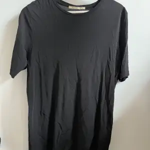 Small size black -shirt