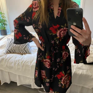 Klänning/topp - Blommig klänning/topp i storlek L. Använd med i fint skick🥰