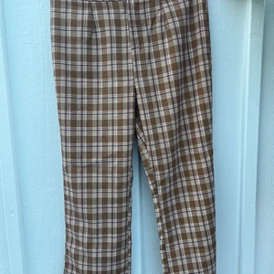 Shein - Fina rutiga kostymbyxor från SHEIN, bra skick. Inte mycket använda. Kostym material. Passar bra i storlek, men lite mindre. Men funkar som L också!  Jätte härliga färger. Byxan har en svart knapp.