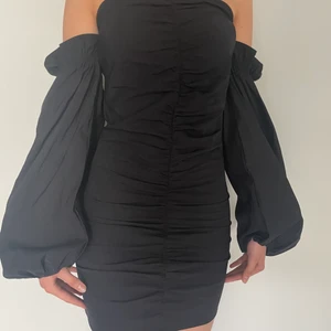 Fest klänning - Svart fest klänning😍😍 Aldrig använd men har tagit bort prislappen. Klänningen är i storlek M men liten i storleken så passar mig som vanligtvis har storlek S. 