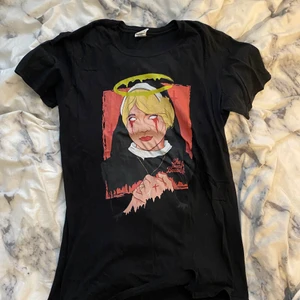 Sister Mary Eunice Tröja AHS Asylum - ”The Devil is real and she’s not a little red man with horns and a tail. She can be beautiful.”  Väldigt bekväm, har fått många komplimanger och blivit frågat vart jag köpt den. 