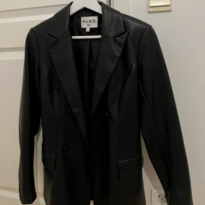 Skinn blazer - Skinn blazer i fint skick från NA-KD. Storlek 34. En knapp saknas. 
