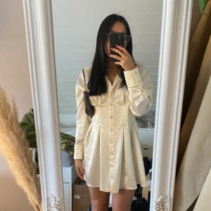 Klänning från Zara - Säljer denna populära, slutsålda skjortklänning i satin från Zara😍 Superskön och sval. Tyvärr har den aldrig kommit till användning så är endast provad. Aningen stor på mig som brukar ha xs/xxs. Ordinarie pris 599kr