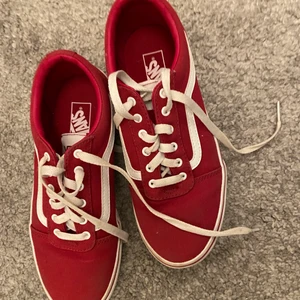 Vans, Röda - Knappt använda röda vans i storlek 36,5 (US 5, cm 23.0) 💞 