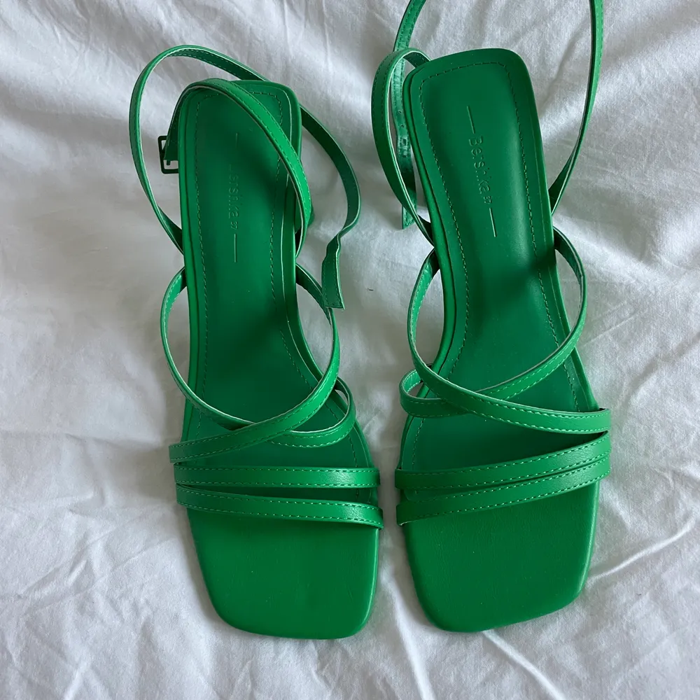Gröna klackar i storlek 37 från Bershka💚 aldrig använda! Köpta i Paris finns inte att köpa på nätet🙈 Nypris 420kr Köparen står för frakten✨. Skor.
