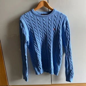 Morris tröja - Kabelstickad tröja från Morris! Fint skick i storlek S men passar även M. Skicka meddelande vid fler frågor eller bilder :)