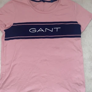 gant t-shirt  - hej, säljer denna super fina t-shirten för 150kr då den är använd bara en gång och är äkta. den är i storlek M men passar S