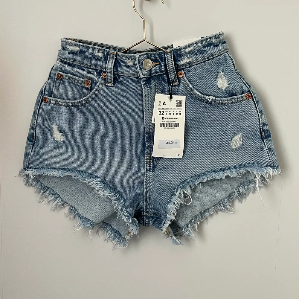 💕Ljusblå högmidjade jeansshorts från zara, storlek 32. oanvända med lappen kvar, köptes för 259kr. Säljer då de inte kommit till användning. Säljs inte på zaras hemsida längre. Köparen står för frakten💕  . Shorts.