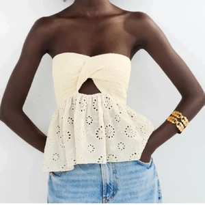 Zara topp - Super söt topp frpn zara💕 endast använd 2 gånger så i nyskick. Perfekt nu till sommaren och slutsåld. Storlek S men eftersom den är i tyg är den stretchig och passar flera storlekar🥰