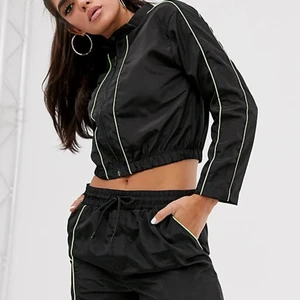 Svart/Linegrön jacka - I storlek L. Passar en M. Använd ett fåtal gånger 