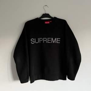 En Supreme crewneck köpt från Supremes hemsida FW17 i storlek M, tyvärr saknas kvitto men fler bilder går att skickas vid behov. Tröjan är i fint skick och har inga skador alls.