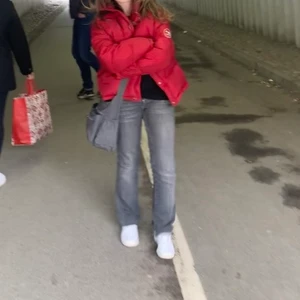 Grå jeans - Intressekoll på dem här skitsnygga jeansen!!! Har köpt dem på en second hand butik men dem är från BikBok! De är i väldigt bra skick!! Jeansen har storlek M men skulle säga mer som S eller så passar jeansen till någon som är 155-165 Säljs vid bra pris!💓 