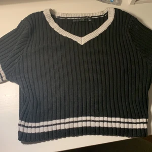 Söt stickad t-skirt - En fin stickad t-skirt i storlek xs men funkar även till s. Använt en del men är fortfarande i väldigt bra skick