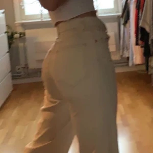 Beiga jeans - Beiga jeans som jag använt ett fåtal gånger. Storlek 36/S🌸