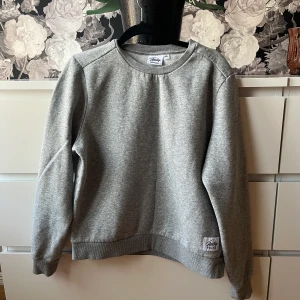 Sweatshirt - Grå sweatshirt som jag aldrig använt. Storlek 34/XS
