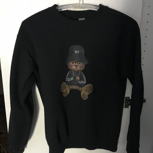 FashionBear Hoodie  - Väldigt fin och gosig Hoodie, använder knappast den därför då säljer jag den, inget fel med den. 