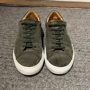 A DAY’S, storlek 43,  - Säljer ett par skor, använda i cirka 3 veckor, bra skick och en härlig sko. Skorna säljs pga fel storlek, fick de i present men kvittot tyvärr slängt. Skulle möjligtvis behöva en uppfräschning undertill för att se ut som nytt. Nypris 1600kr, säljs för 800