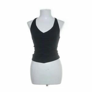 Tanktop - Skit snygg topp som formar figuren väldigt fint! Stretchigt matrial. ❤️‍🔥❤️‍🔥 Köpt på sellpy. Skulle säga att den passar bäst xs-m