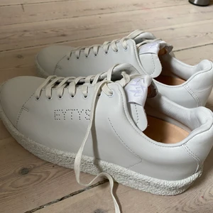 Eytys skor  - Säljer dessa aldelless nya och oanvända eytys skor, storlek 38, väldigt bra skick. 