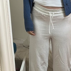 Vita byxor - Ett par jättefina vita byxor. Tunna och mjuka i materialet. Lite genomskinliga. Inte linne. Passar xxs, xs och s. Väldigt långa om man har de lowwaist. Jag är 170🫶🏻