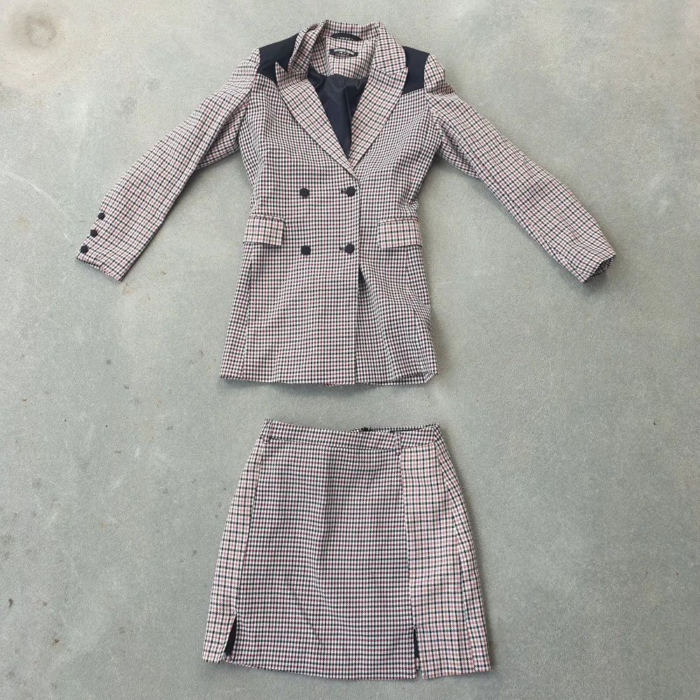 Very classy and beautiful houndstooth blazer set. Skirt and top both size 36, brand new never worn. Jackor.