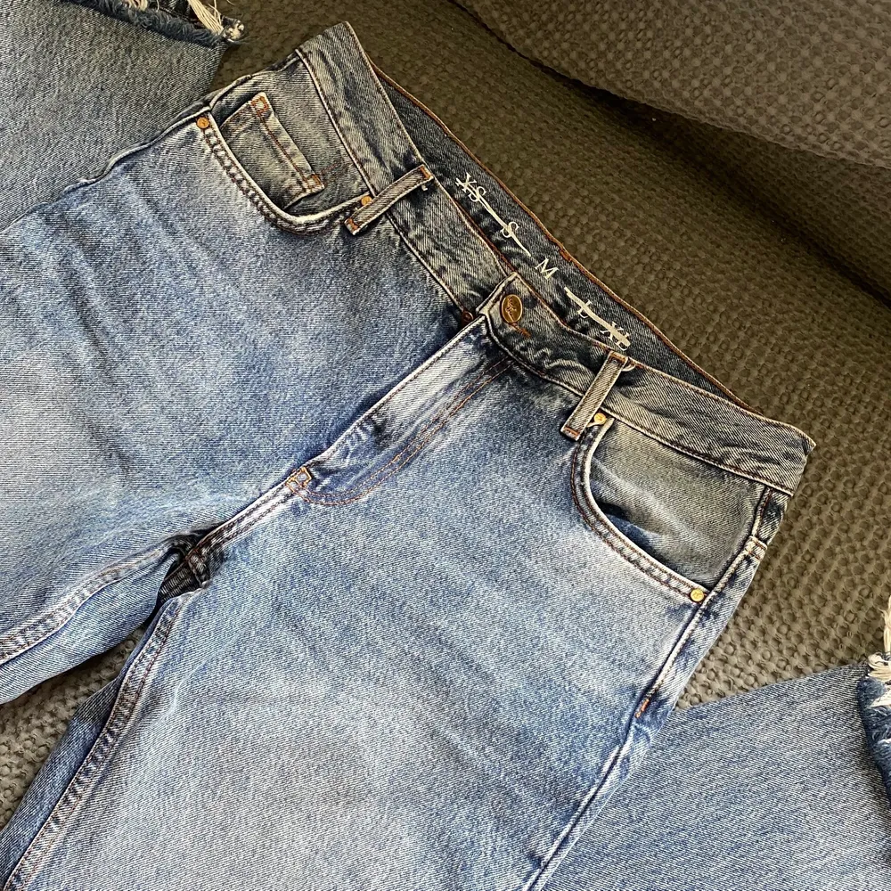 Jeans i storlek M från Bikbok. Jeansen är lite cropade ner till för mig som är 170cm🌺 Köpare står för frakten!. Jeans & Byxor.