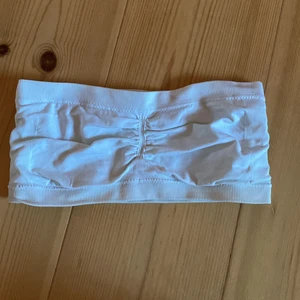 Topp utan axelband - Säljer denna topp utan axelband. Perfekt när man vill ha en off-the-shoulder tröja. Storlek 34. Säljer då den är för liten.