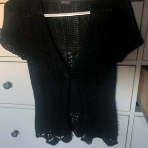 superfin tröja - en jättefin tröja som är perfekt för layering, svårt att visa hur fin den egentligen är, jättesöt iallafall.