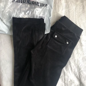 Juicy Couture S (svarta) - Classic Velour Del Ray Pant Black S. Självklart äkta. Kvitto finns. Använda några tillfällen och tvättade en gång med parfymfritt tvättmedel. Kan skickas mot fraktkostnad. Kan även mötas vid tex T-centralen el i Enskede.