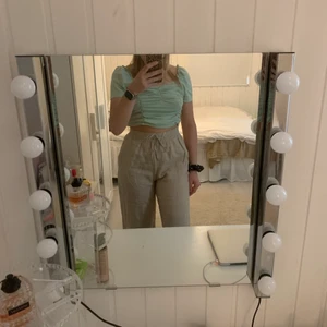 Linnebyxor  - Linnebyxor från ginatricot i strl 38. De är tyvärr lite för korta så därför säljer jag. Skulle säga att de även passar strl 36. Helt oanvända med lappen kvar!