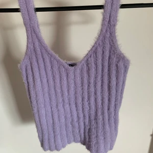 Lila topp - Ljuslila linne i fluffigt material från New Look, strl S. Endast använt fåtal gånger då den var för stor för mig🤍