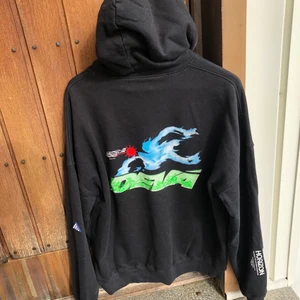 Devastates hoodie - Devastates hoodie i storlek L men sitter som M. Lite solblekt vid fickan och ena snöret har tappat ”plastbiten”, annars jättebra skick :) Hoodiens originalpris ligger på ca 900kr