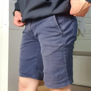 Tommy Jeans shorts - Marinblå shorts i storlek 33, solblekta men hela av hög kvalité.