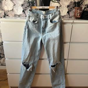 Perfect jeans från Gina tricot! Bara använda ett fåtal gånger, eftersom de är lite små på mig. Storlek 36/S. Nypris 600kr.