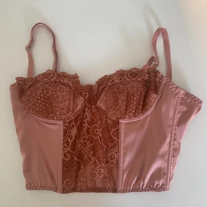 Rosa korsett  - Helt oanvänd rosa korsett från urban outfitters! Oerhört vacker, med padding och spetsdetaljer🥰 i storlek small!