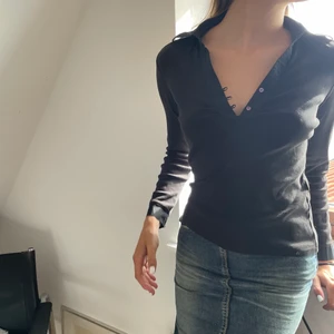 Långärmad tröja - Långärmad svart tröja med fina knäppen. I storlek S, passar XS-M beroende på önskad passform. Vintage. 