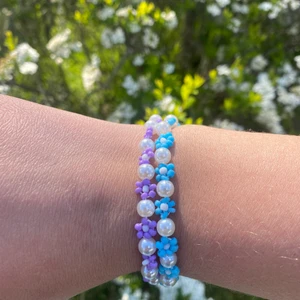 Armband - Somriga fina armband. Går att få i andra färger också. Armbandet är elastiskt med knäppe. 45 kr/styck