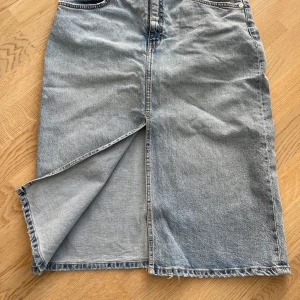 Jeanskjol  - Jeanskjol från Zara. Slits framtill. Använd 1 gång. Tar nu bara upp onödig plats i garderoben….💜🍭💜🍭