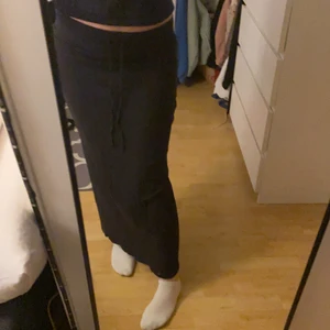 Lågmidjade kjol - Lågmidjade maxi kjol. Aldrig använd. Märket är oklart. Köparen står för frakten som är 45 kr❤️ 