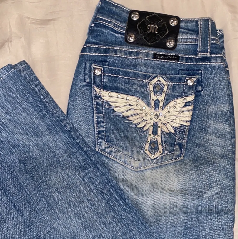 Jag säljer dessa blåa, lågmidjade miss me jeans, bootcut, original. Nästan oanvända men i fel storlek.💗. Jeans & Byxor.